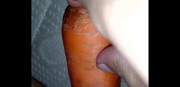  Safada se masturbando com a cenoura.